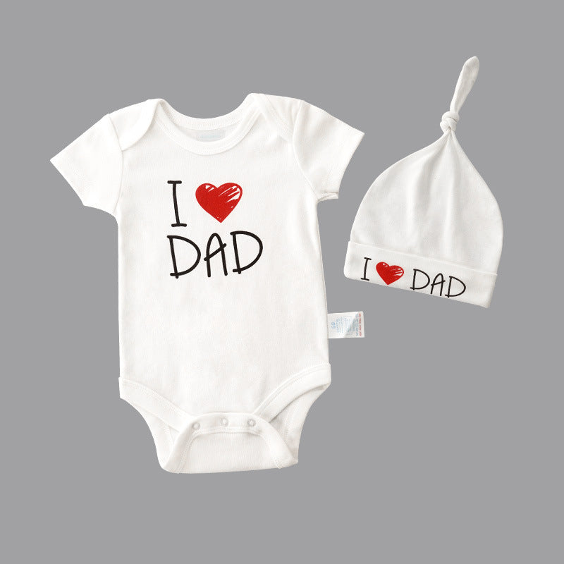 Strampler mit der Aufschrift "I Love Dad" und passenden Mütze.