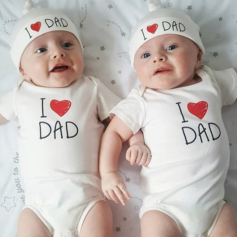 Strampler mit der Aufschrift "I Love Dad" und passenden Mütze.