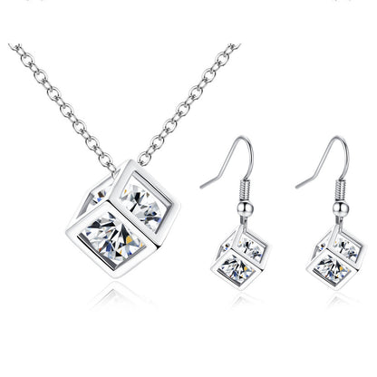 Ensemble collier et boucles d'oreilles en forme de cube sertis de zircons cubiques.