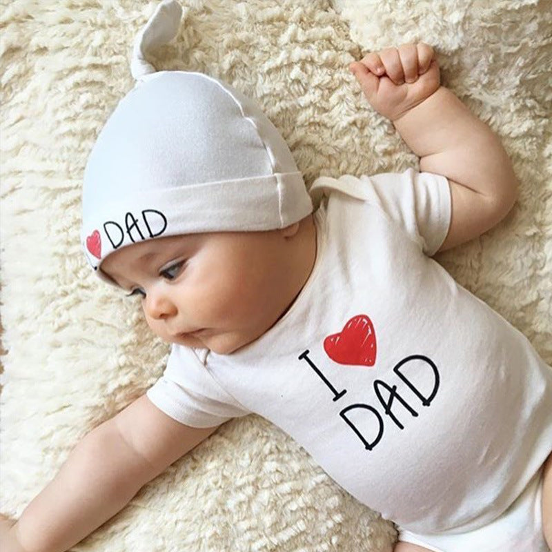 Strampler mit der Aufschrift "I Love Dad" und passenden Mütze.